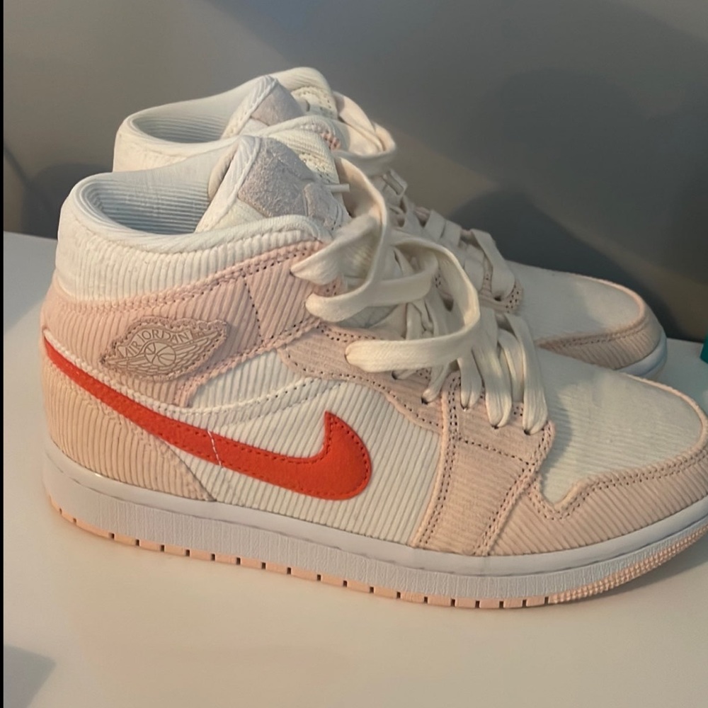 Nike Air Jordan Woman Corduroy size 6.5